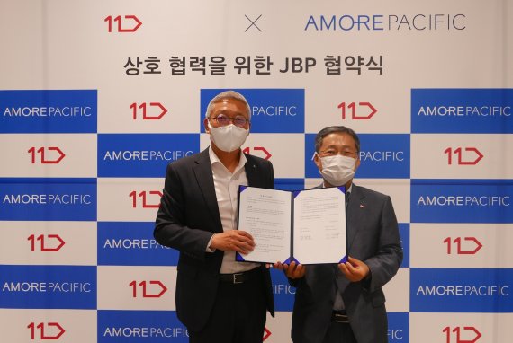 11번가 이상호 사장(오른쪽)과 아모레퍼시픽 안세홍 대표이사가 전략적 비즈니스 파트너십(JBP)을 맺은 후 기념촬영을 하고 있다. 11번가 제공