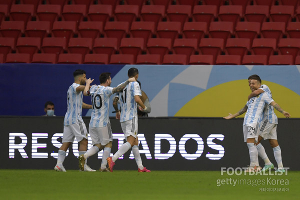 결승골을 기록한 파푸 고메스(오른쪽, 아르헨티나 축구대표팀). 게티이미지코리아