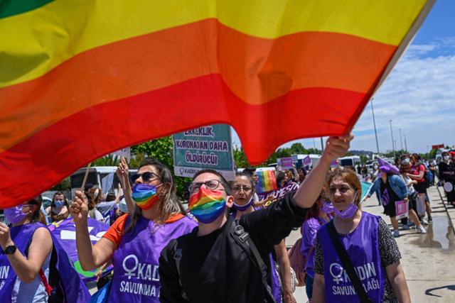레즈비언·게이·양성애자·트랜스젠더·퀴어 커뮤니티(LGBTQI+) 회원들이 무지개 깃발을 들고 있다. AFP 연합뉴스