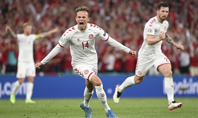 덴마크 축구대표팀 미켈 담스고르가 22일(한국시간) 열린 유로 2020 A조 3차전 러시아전에서 선제골을 넣고 환호하고 있다. 덴마크는 러시아에 4-1로 이겨 극적으로 16강 진출에 성공했다. [사진=뉴시스]
