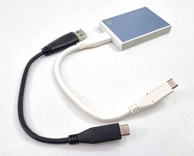 USB 타입-C와 타입-A 규격 케이블을 제공한다