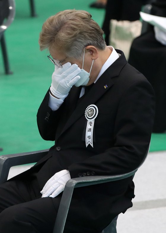 영결식에 참석한 이재명 경기도지사가 눈물을 닦고 있다. 사진공동취재단
