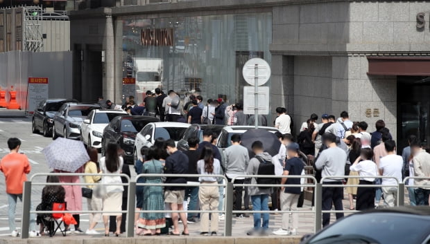 5월 29일 오전 서울 중구 신세계백화점에서 시민들이 명품 구매를 위해 명품관 입장을 기다리며 길게 줄을 서 있다. 사진=연합뉴스