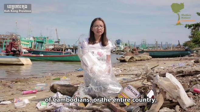 캄보디아 환경운동가인 순 라타(26)가 유튜브 동영상에서 캄보디아의 플라스틱 오염 문제에 대해 설명하고 있다. 마더 네이처 캄보디아 화면 갈무리