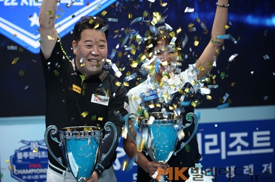 21-22시즌 PBA-LPBA투어 개막전 블루원챔피언십 우승을 차지한 강동궁(좌)과 스롱피아비.