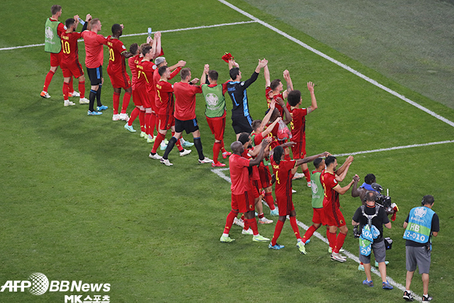 세계랭킹 1위 벨기에가 사상 첫 유럽축구연맹 유로 조별리그 전승 달성 후 응원단에게 감사를 표하고 있다. 사진(러시아 상트페테르부르크)=AFPBBNews=News1