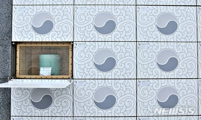 [괴산=뉴시스]강신욱 기자 = 22일 국립괴산호국원 1묘역 봉안담 일부 구역 봉안함은 국가유공자 유해 안장이 완료됐에도 예산 부족으로 정식 명패가 부착되지 않고 있다. 2021.06.22. ksw64@newsis.com