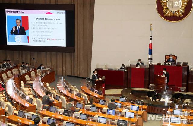 [서울=뉴시스]추상철 기자 = 김부겸 국무총리가 22일 오후 서울 여의도 국회에서 열린 본회의 정치·외교·통일·안보 분야 대정부질문에서 정운천 국민의힘 의원의 질의를 받고 있다. 2021.06.22. scchoo@newsis.com
