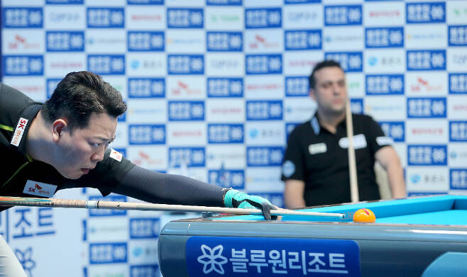 강동궁이  21일 '블루원리조트 PBA 챔피언십' 결승에서 매서운 눈빛으로 샷을 구사하고 있다. 경주=PBA