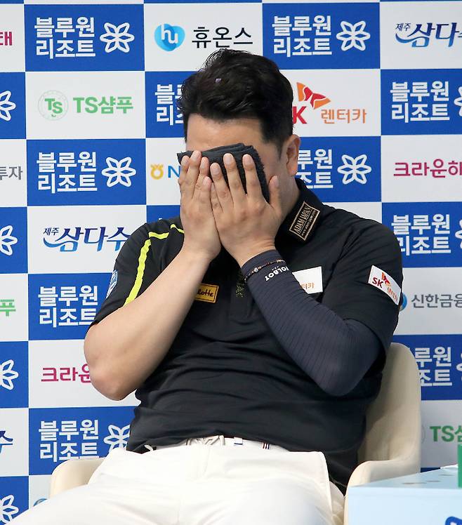 강동궁이 블루원리조트 챔피언십 결승에서 극적인 우승을 이룬 뒤 수건으로 얼굴을 덮은 채 감격스러워 하고 있다. 경주=PBA