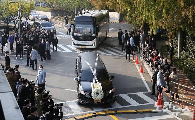 지난해 10월 고 이건희 삼성전자 회장의 운구차량이 서울 일원동 삼성의료원 장례식장을 빠져나오는 모습. 사진공동취재단