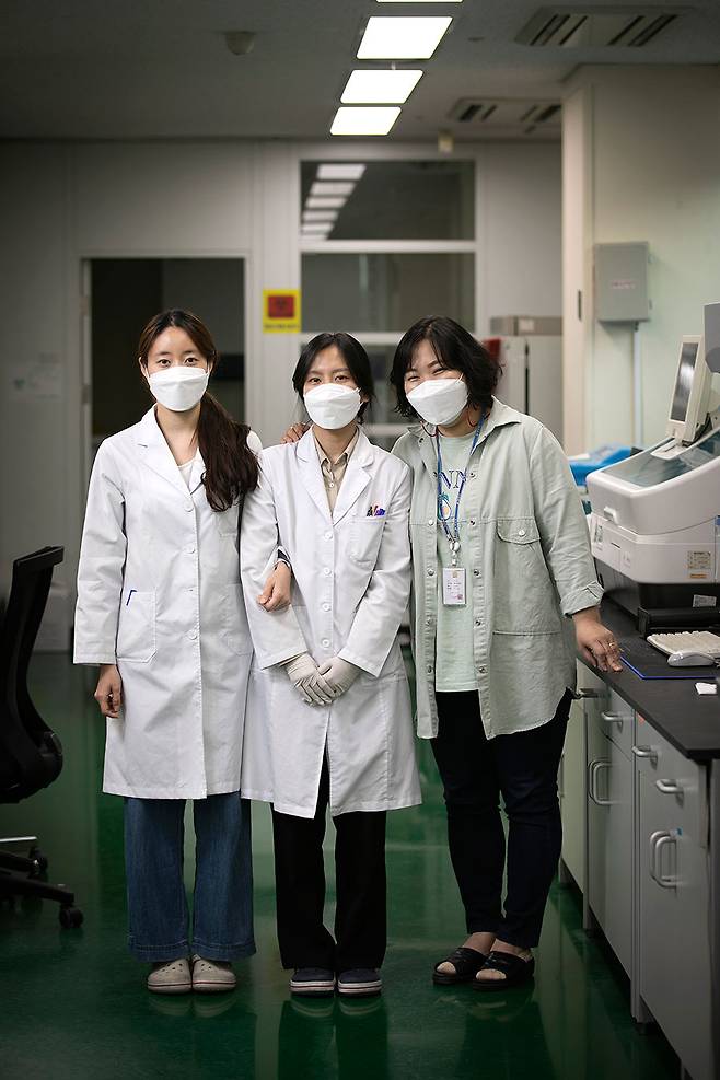 임상병리실 이한별·이규아·노윤희 주무관(왼쪽부터). ⓒ시사IN 이명익