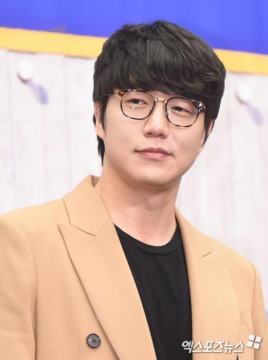 A fan claimed to have been Gaslighted by Sung Si-kyung.On the 30th of last month, Blue House National Petition homepage posted an article titled Gaslighting Mental Damage Punishment, Insta Real Name System, Regulation of Broadcasting Abuse Law.The writer A insisted, I am a victim of Sung Si-kyungs stalker, Sung Si-kyung, who was stalking and gaslighting.I knew my identity everywhere on Radio broadcast and Gaslighted that individual, he added, referring to a number of Radio broadcasts.A, who claimed Radio was the proof, said: There are too many quizzes, opening comments, story manipulations, selections, etc. I used my sauce on broadcasting and on YouTube.Ive been doing this for more than eight months, he appealed.Mr. A claimed that he was Gaslighting not only to Sung Si-kyung but also to a number of entertainers.I was going to complain, so I was not able to report DM at all, and it would be difficult because I did not answer the comments well, he said.Mr. A also said that he was being stalked by Sung Si-kyung through his instagram.In particular, Haha said, My Gaslighting perpetrator is one of the best celebrities, he said. Haha is going to do it to me.He also posted it on a community site and asked for the petition.Mr. A said, If I am a psychotic, please agree to petition for a hospital shop, and Why does Sung Si-kyung let me see my comments only?Nevertheless, the netizens reaction was cold.A netizen to A, who says that Sung Si-kyungs new song I Love U is a song for him, said, Sung Si-kyung do not like you.Stop obsessed and love men who say you are good. The petition, which has been up for almost a month, was agreed by only 49 people; the petition period ends a week later on the 29th.Photo: DB, Blue House National Petition
