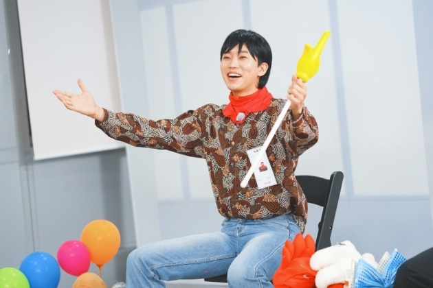 Singer Im Young-woong transforms and emits a gag feeling as a returning character.In the TV Chosun entertainment Mulberry monkey school: Life School, Im Young-woong, Young Tak, Lee Chan-won, Jang Min-ho, Kim Hee-jae, and Hwang Yoon-sung will feature 2021 Gag Mug Sut in Aid Bongsung Academic Center Park Joon-hyung, Park Sung-ho, Oh Ji-heon, Yoon Hyung-bin and Pobok-jeol.In the 56th episode of Mulberry monkey school: Life School, which will be broadcast on the 23rd (Today), Mulberry 6 will show the transformation of the characters of the people in the Korean longest-running gag program Gag Concert and the Mulberry monkey school gag contest Tomorrow is Mr. Gag King.In particular, the members of the Aid Bongsung Academic Center will be attracting attention by saying that they will launch a recall contest to shake up the house theater.The Pong 6, which suddenly challenged the peaceful back road and the open laugh tolerance challenge, crosses the rough laughing minefield road as it encounters unexpected laughing bomb difficulties.Pong 6 has been laughing with various methods such as thinking sad about the unexpected elements that make the mouth twitch even in the determination of the multi-pronged, and gave a big fun from the back road.The Pong 6 then summons the Gag Concert, and it is a past-class makeup show that has everything from wigs, makeup, and costumes.Im Young-woong is a returning student, Young Tak is Orserbang, Lee Chan-won is a multi-year student, Jang Min-ho is a dancer, Kim Hee-jae is a dancer Kim, and Hwang Yoon-sung is a transformer of Okdongja.In particular, Park Joon-hyung, Park Sung-ho, Oh Ji-heon, and Yoon Hyung-bin (G4), icons of Aid Bongsung Academic Center, appear in the classroom of the Ponghakdang as the characters in the gag concert, which reminds everyone of their memories.Park Joon-hyung and Oh Ji-heon improvised the family of love, which was a popular corner of the gag concert with Young Tak, and succeeded in suppressing the steamer by spreading a funny dissemination of the mulberry 6, and Yoon Hyung-bin spit out the pre-monitory of the queens day toward Young Tak, causing Young Taks pupil earthquake.Whos Im Young-woong here?Im Young-woong also raised his curiosity by saying that a guest of Ungkalcomani, who surprised him, appeared.Since then, Pong 6 has been recognized by interviewer G4 at the Pong Pong Pyo Gag Contest Tomorrow, and unhappily bursts the gag Ki that has been hidden so far to use the name Mulberry monkey school.The unusual gag instinct of the Pong 6 exploded, including Jang Min-ho, who boasted a thorough character digestion, Young Tak, a master of animal sound depiction, Sungguridang Sungdangdang, and Lee Chan-won, who drew admiration by reciting the popular buzzwords such as Excuse me ~ Excuse me ~.In particular, Im Young-woong has excited the interviewer G4 with his talent to become a gag talent who reproduces all the sounds of the earth as well as character vocalization with a full of emotions.After dressing up, attention is focused on the contest Tomorrow is Mr. Gag King, which is full of beauty drips and laughter of the mulberry 6, which has been upgraded to more confidence and gag greed.On the day of the show, the back story of the pair matching, which everyone is paying attention to, will be revealed following last weeks Doran Doran duet show.We are looking forward to the results of the selection of the pair that has been reversed and who will be the members who will not be able to get a partner in the top 6, and who will be the duet partner who joined the Doran Doran duet show.I was not afraid of being broken to avoid taking away the name of the Mulberry monkey school, but I burned my passion for gag, the production team said.I hope youll laugh a little bit on Wednesday night.Mulberry Monkey School: Life School airs at 10pm on Sunday.