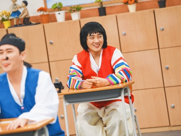 Singer Lim Young-woong transforms and gags into a returning character.In the TV Chosun entertainment Mulberry monkey school: Life school, Lim Young-woong, Young Tak, Lee Chan-won, Jang Min-Ho, Kim Hie-jae, Hwang Yoon-sung, King Sejong Institute Joon Park, Park Sung-ho, Oh Ji-heon, Yoon Hyeong-bin and Pobok-jo The company also features the 2021 Gag Mugsert.In the 56th episode of Mulberry Monkey School: Life School, which will be broadcast on the 23rd (Today), Mulberry 6 will transform into the national characters in the longest-running Korean gag program, Gag, and present the Mulberry Monkey School gag contest Tomorrow, Mr. Gag King.In particular, members of the King Sejong Institute are attracting attention because they are going to perform a recall contest to shake up the house theater.The Pong 6, which suddenly challenged the peaceful back road and the open laugh tolerance challenge, crosses the rough laughing minefield road as it encounters unexpected laughing bomb difficulties.Pong 6 has been laughing with various methods such as thinking sad about the unexpected elements that make the mouth twitch even in the determination of the multi-pronged, and gave a big fun from the back road.The Pong 6 then summons the Gag Concert and scorches the classroom with a previous-class makeup show that perfectly includes everything from wigs, makeup and costumes.Lim Young-woong is a returning student, Young Tak is Orserbang, Lee Chan-won is a multi-year, Jang Min-Ho is a mangu, Kim Hie-jae is a dancer Kim, Hwang Yoon-sung is a transformer,Especially, the characters in the Concert, which reminds me of the icons of King Sejong Institute, Joon Park, Park Sung-ho, Oh Ji-heon, and Yoon Hyeong-bin (hereinafter referred to as G4), appear in the King Sejong Institute classroom and surprise everyone.Joon Park and Oh Ji Heon improvised the family of love, which was a popular corner of Concert with Young Tak, and succeeded in suppressing the steamer by spreading a funny dissemination of the mulberry 6, and Yoon Hyeong-bin spit out the pre-emptive speech of the Queens Day toward Young Tak, causing the pupil earthquake of Young Tak.Whos Lim Young-woong here?You are the same girl as me, arent you? said Lim Young-woong, who also raised his curiosity by saying that a guest of Ungkalcomani, who surprised him, appeared.Since then, Pong 6 has been recognized by interviewer G4 at the Pong Pong Pyo Gag Contest Tomorrow, and unhappily bursts the gag Ki that has been hidden so far to use the name Mulberry monkey school.The unusual gag instinct of Pong 6, including Jang Min-Ho, who boasts a thorough character digestion, and Young Tak, a master of animal sound, Sungguridang Sungdangdang, and Lee Chan-won, who has been admiring the popular buzzwords such as Excuse me ~ Excuse me ~.In particular, Lim Young-woong has excited the interviewer G4 with his talent to become a gag talent who plays a character vocalization and a gag talent that makes all the sounds of the earth.After dressing up, attention is focused on the contest Tomorrow is Mr. Gag King, which is full of beauty drips and laughter of the mulberry 6, which has been upgraded to more confidence and gag greed.On the day of the show, the back story of pair matching, which everyone is paying attention to, will be revealed following the Doran Doets Show last week.We are looking forward to the results of the selection of the pair that has been reversed and who will be the members who will not be able to get a partner in the top 6, and who will be the new Duets partner who will join the Doran Doets show.I was not afraid of being broken to avoid taking away the name of the Mulberry monkey school, but I burned my passion for gag, the production team said.I hope youll laugh a little bit on Wednesday night.Mulberry Monkey School: Life School airs at 10pm on Sunday.