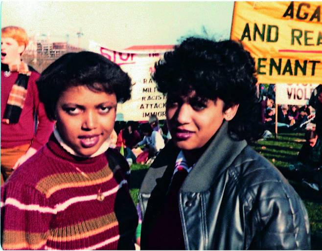 1982년 11월, 하워드대학교 신입생 시절 아파르트헤이트 철폐와 남아공 투자철회를 위한 시위에 나선 카멀라 해리스(오른쪽)와 친구 그웬 휘트필드(사진=늘봄)
