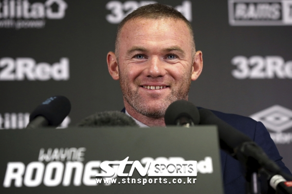 현재 잉글랜드 챔피언십(2부) 더비 카운티의 정식 감독으로 재직 중인 루니