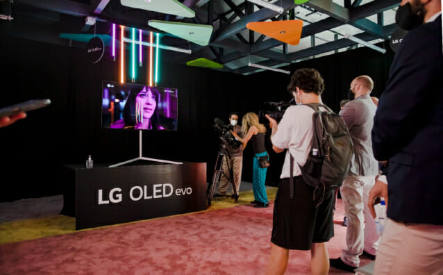 LG전자가 스페인에서 세계적 명성의 디자인학교 학생들이 선보인 디지털아트를 올레드 TV를 통해 선보였다. 전시장을 찾은 관람객들이 LG 올레드 TV와 함께 전시한 디지털아트를 감상하고 있다. (사진=LG전자)