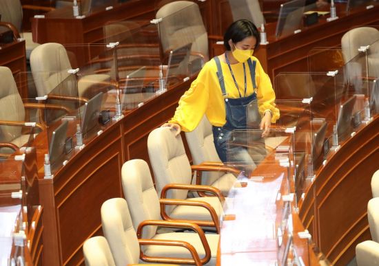 류호정 정의당 의원이 23일 서울 여의도 국회에서 열린 본회의에 참석하고 있다. [이미지출처=연합뉴스]