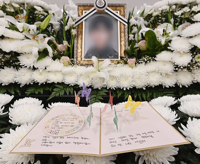경기 성남 국군수도병원에 마련된 고(故) 이모 중사의 분향소에 유가족이 쓴 추모의 편지가 영정사진 앞에 놓여져 있다. /뉴시스