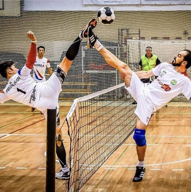 사진=족구투윈 인스타그램 발췌