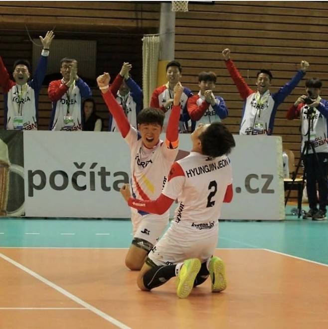 사진=족구투윈 인스타그램 발췌