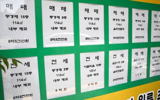 22일 광주광역시 남구 봉선동의 한 공인중개사 사무실에 수억원을 호가하는 고가의 아파트 매매 게시물이 붙어 있다. 봉선동은 광주의 1학군으로 불리며 높은 아파트 매매가를 보이고 있다. 프리랜서 장정필