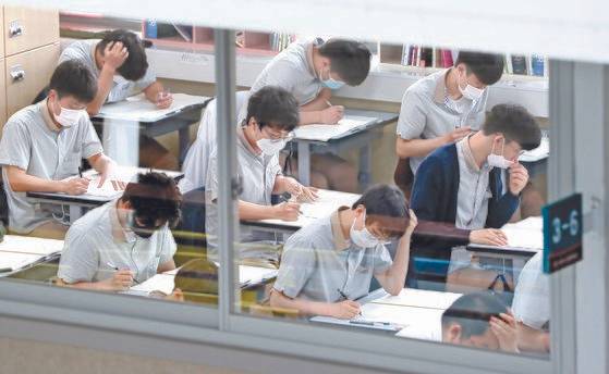 지난 6월 3일 강원의 한 고등학교에서 3학년 학생들이 모의평가를 치르고 있는 모습. 연합뉴스