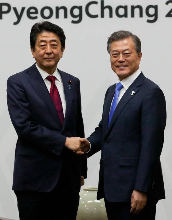 문재인 대통령이 2018년 평창올림픽 개막식 참가차 방한한 아베 신조 일본 당시 일본 총리와 악수하고 있다. 청와대사진기자단