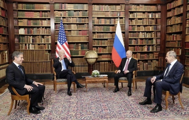 지난 16일(현지시간) 조 바이든 미국 대통령(왼쪽에서 2번째)과 블라디미르 푸틴 러시아 대통령(오른쪽에서 2번째)이 정상회담장인 스위스 제네바의 빌라 라 그렁주에서 토니 블링컨 미국 국무장관(왼쪽)과 세르게이 라브로프 러시아 외교장관(오른쪽)을 배석시킨 가운데 포즈를 취하고 있다. /사진=AFP