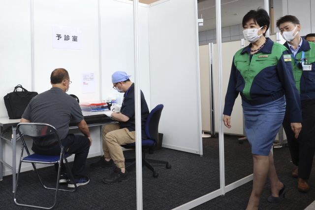 고이케 유리코(오른쪽 두 번째) 도쿄도지사가 18일 도쿄도 청사에서 코로나19 백신 접종하는 현장을 점검하고 있다. 도쿄도는 2020 도쿄올림픽 관계자들에 대한 코로나19 백신 접종을 시작했다. 2021.06.18. 뉴시스
