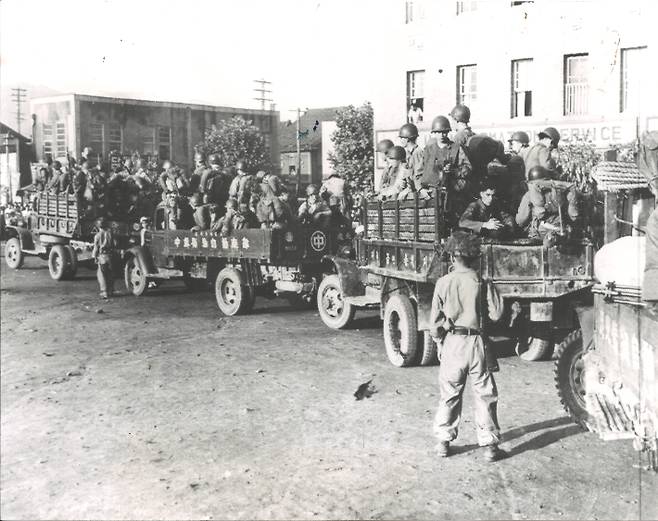 한국전쟁 당시 수송차량에 탑승해 이동 중인 스미스부대. 오산 죽미령 평화공원 제공