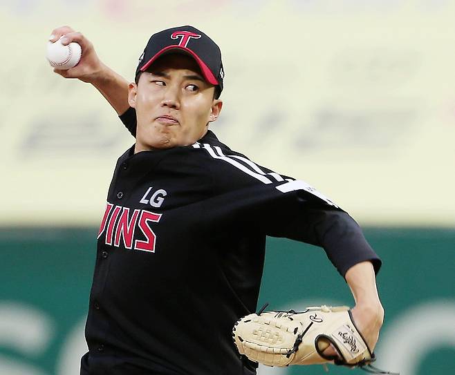 ▲ 부친상 이후 복귀전에서 감격적인 승리를 거둔 임찬규 ⓒ연합뉴스