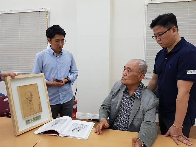 6·25 무공훈장 찾아주기 조사단으로부터 70년 전 인물화를 전달받은 정만득 씨  [정만득 씨 제공. 재판매 및 DB 금지]