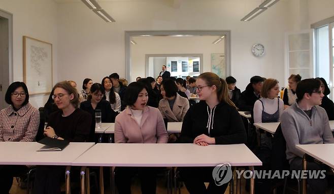 김일성종합대학 학생들이 지난해 1월 독일 베를린자유대학 강의실에서 독일 학생들과 대화를 나누고 있다. [연합뉴스 자료사진]