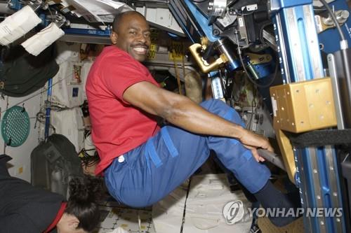 지난 2009년 11월 ISS에서 운동 중인 릴랜드 멜빈  [NASA 제공 / AP = 연합뉴스 / 재판매 및 DB 금지]