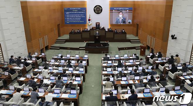 오세훈 서울시장이 15일 오후 서울 중구 서울시의회에서 열린 제301회 정례회 제1차 본회의에서 2021년도 제1회 추가경정예산안에 대한 시정연설을 하고 있다. 2021.6.15/뉴스1 © News1 임세영 기자