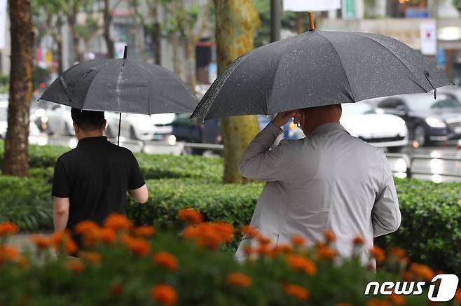 시민이 우산을 쓴 채 걷고 있다. 2021.6.22/뉴스1 © News1 임세영 기자