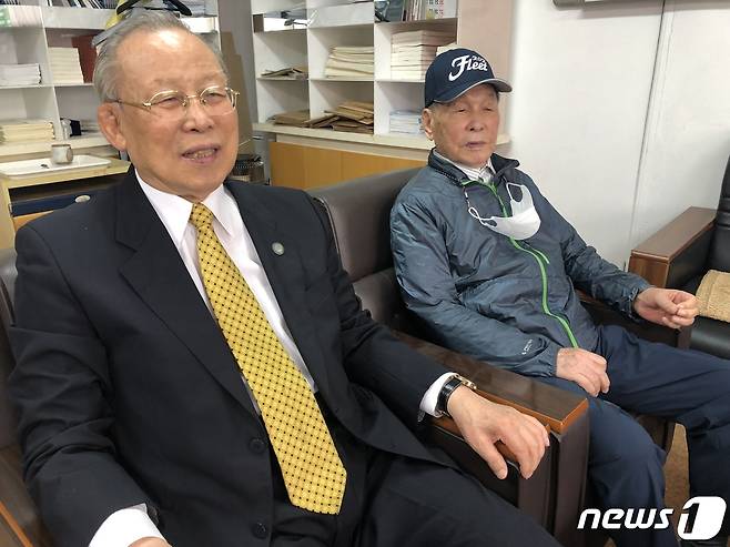 23일 한국전쟁 참전용사 황상영(왼쪽) 옹과 최도기 옹이 인터뷰에 응하고 있다.2021.6.23 /© 뉴스1 백창훈 기자