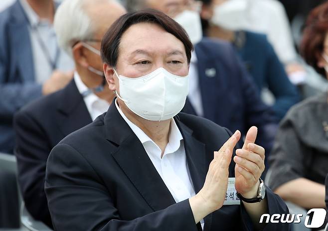 윤석열 전 검찰총장이 9일 서울 중구 남산예장공원 개장식에서 박수를 치고 있다. 2021.6.9/뉴스1 © News1 이동해 기자