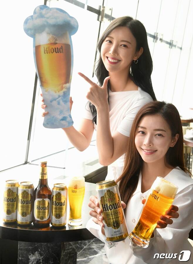 롯데칠성음료의 프리미엄 맥주 브랜드 '클라우드'가 출시 7주년을 맞았다. 홍보 모델들이 '클라우드'를 들어 보이고 있다. (롯데칠성음료 제공)2021.6.24/© 뉴스1