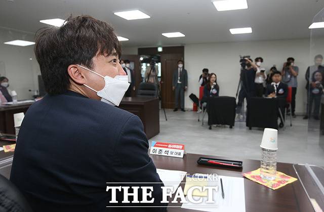 제1회 국민의힘 대변인 선발 토론배틀 ‘나는 국대다! with 준스톤’이 24일 오후 서울 여의도 국민의힘 중앙당사에서 열린 가운데 이준석 대표가 심사위원장으로 참석해 면접을 하고 있다./이선화 기자