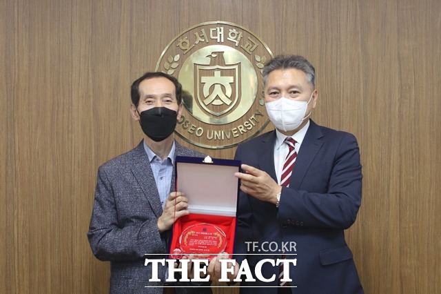 호서대 김대현 총장(사진 오른쪽)이 의식을 잃고 쓰러진 시민의 생명을 구한 셔틀버스 기사 박진수씨에게 호서의인상을 수여했다. / 호서대 제공