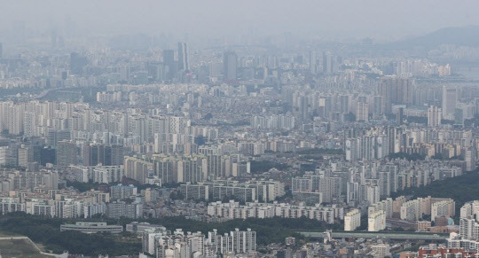 남한산성에서 내려다 본 서울 송파, 강남 일대 아파트 단지. <연합뉴스>