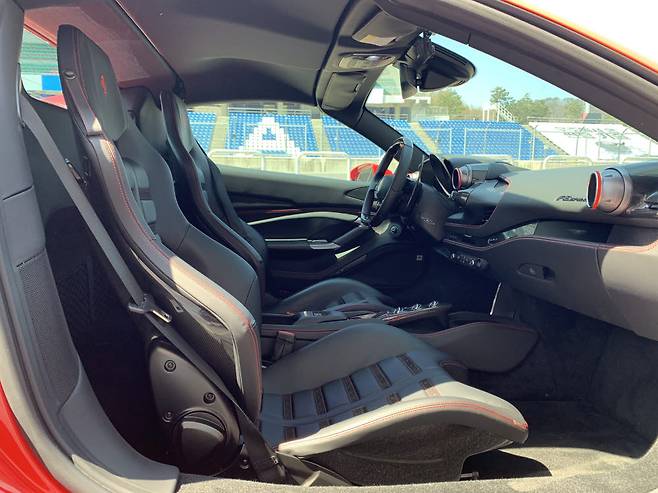 페라리 F8 스파이더 실내.