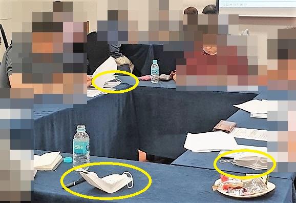 지난 17, 18일 충남 부여 한 리조트에서 열린 해양수산부 산하 항로표지기술원 워크숍에 참석한 간부 직원들이 마스크를 벗어 테이블에 올려놓고(노란색 원 표시) 마주보고 앉아 회의를 하고 있다. 독자 제공