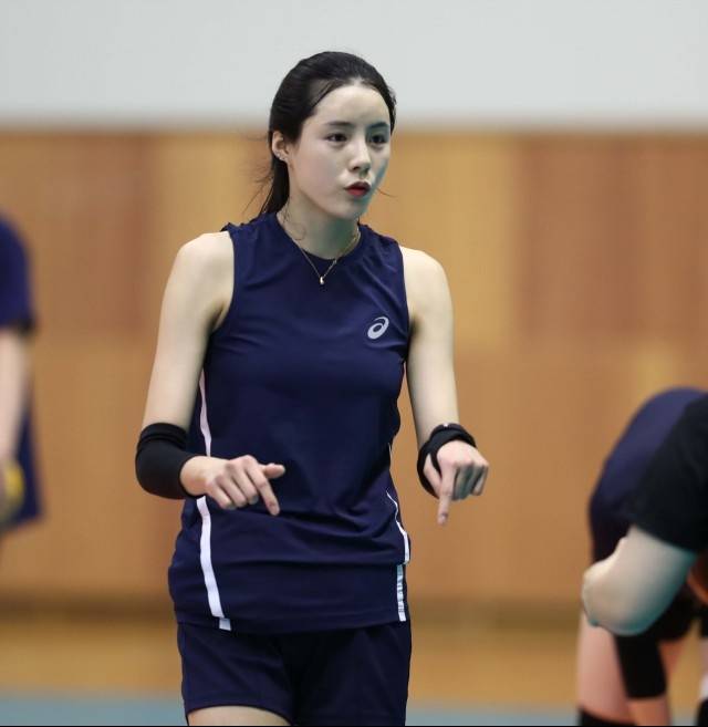 이다영이 여자배구대표팀 소집 시절 자체 연습 경기 도중 대표팀 동료 선수들과 이야기를 나누고 있다. [사진=발리볼코리아닷컴]