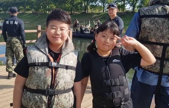 조희주(왼쪽), 조윤채 남매가 2019년 충남의 한 군부대에서 체험행사를 하는 모습. [사진 손영신씨]