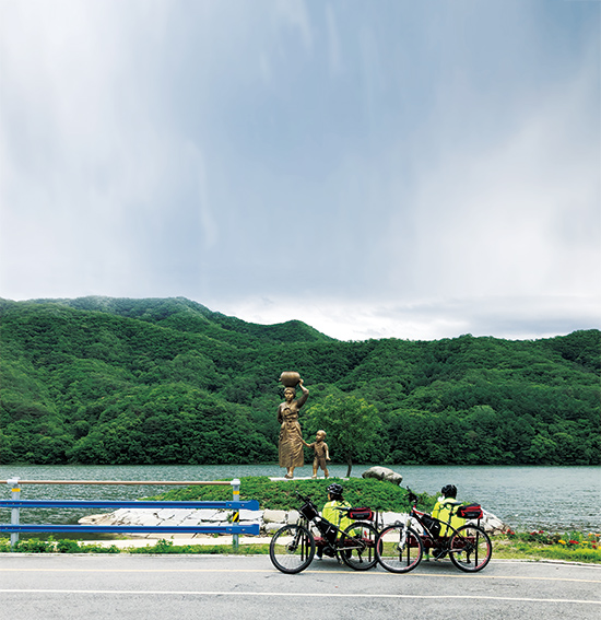북한강 자전거길을 따라 달리는 이들이 쉬어 가는 동구래마을 앞 풍경
