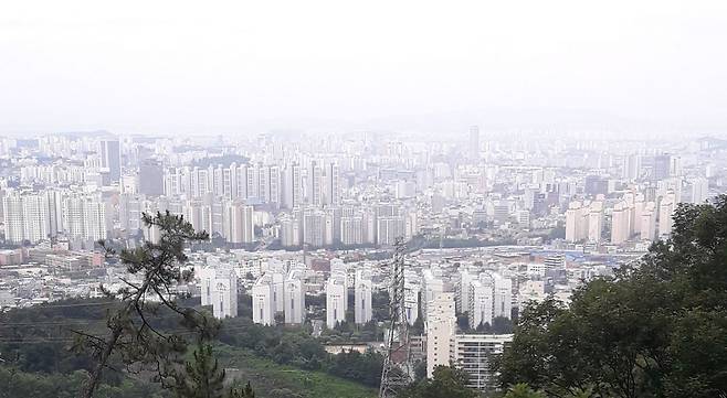 최근 광주지역 아파트 매매가격 상승세가 지속되고 있는 가운데 공시가격 1억 미만 단지의 거래가 활발한 것으로 나타났다.광주광역시 북구 두암지구 아파트 단지 전경/사진=머니S DB.